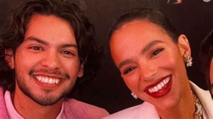 Bruna Marquezine e Xolo Maridueña atores aparecem juntos em Ano Novo