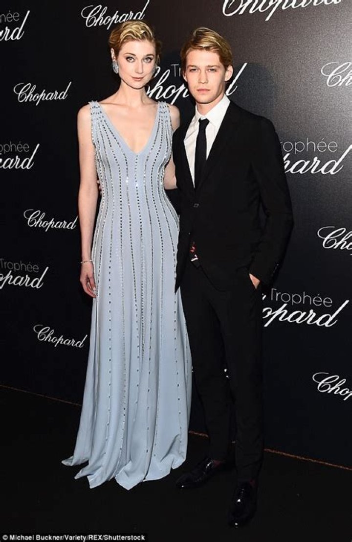 Cannes 2018 Elizabeth Debicki looks regal in a plunging lilac gown