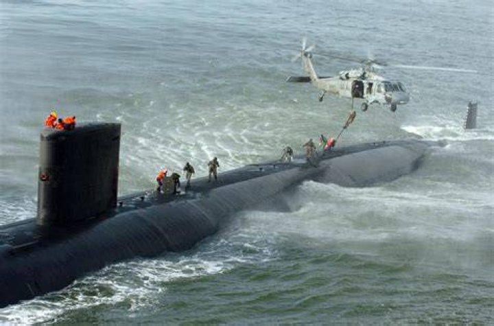 Do Navy SEALs go in submarines?