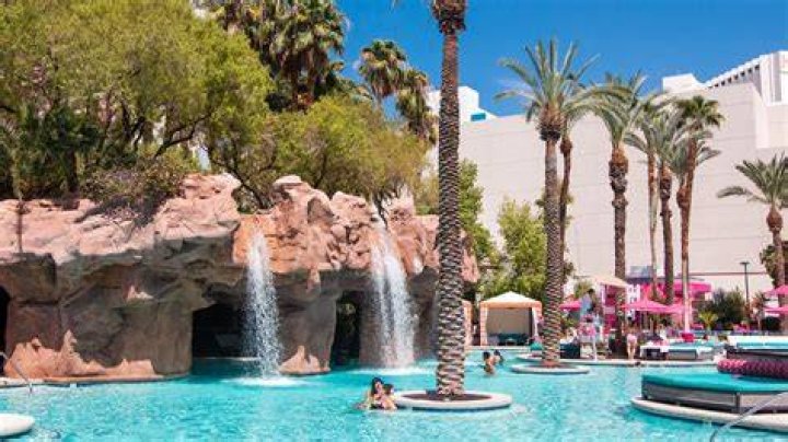 Does Flamingo have a hot tub?