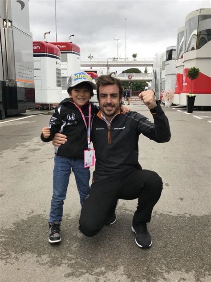 Fernando Alonso meets the kid, that Fernando asked to come to the
