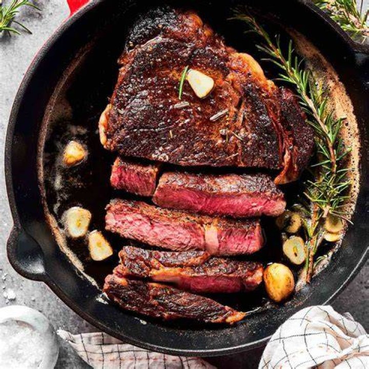 How do you season a cast iron steak plate?