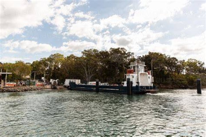 How long is the Macleay Island barge?
