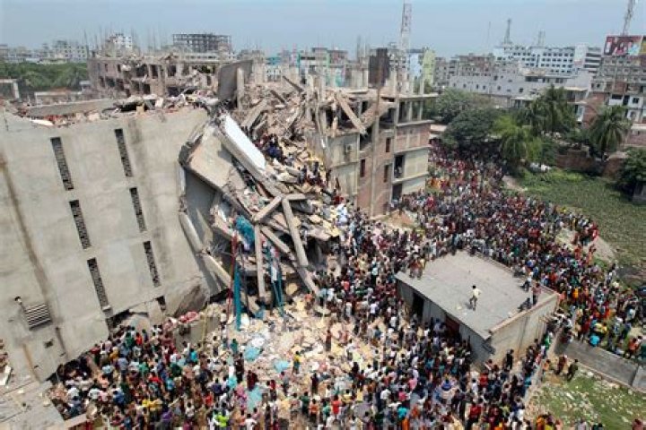 How many people died in the Bangladesh sweatshop collapse?