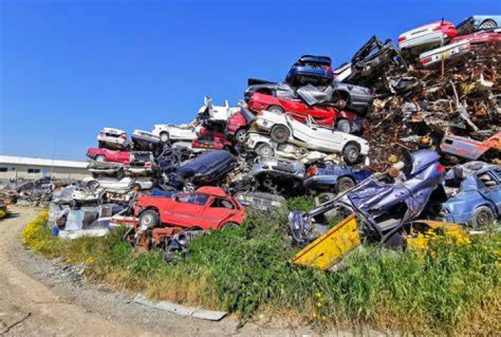 How many scrap yards are there in the UK?
