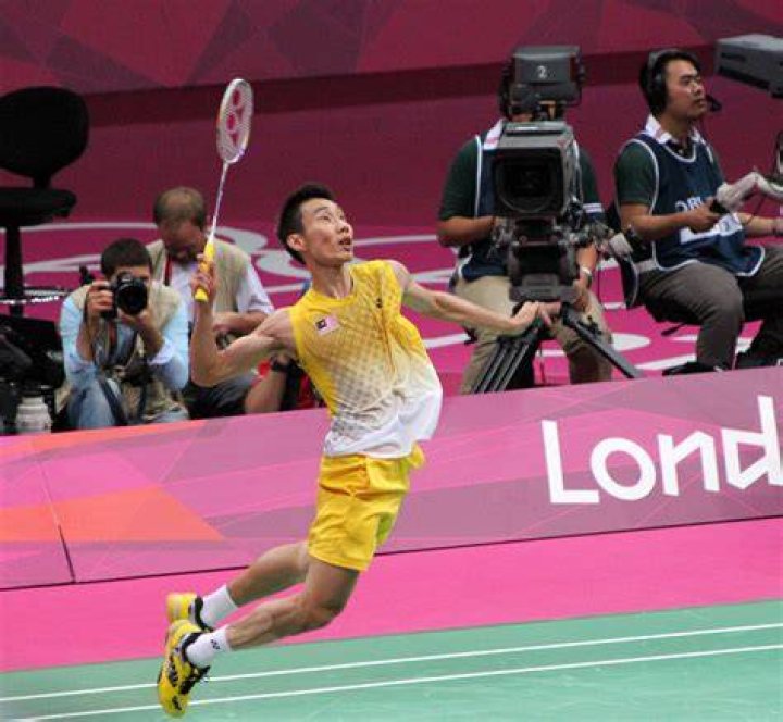How often does Lee Chong Wei train?
