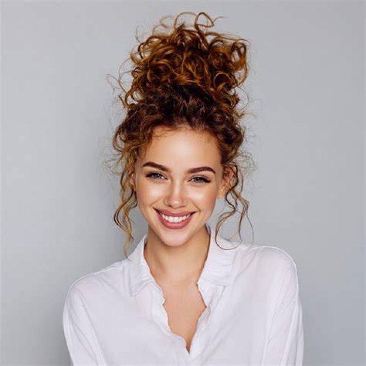 Is Dani Harmers hair curly?