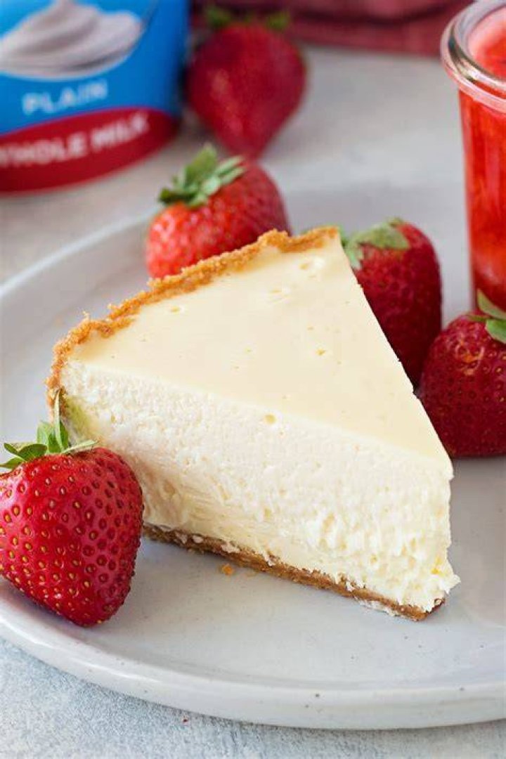 Is it better to use sour cream or yogurt in cheesecake?