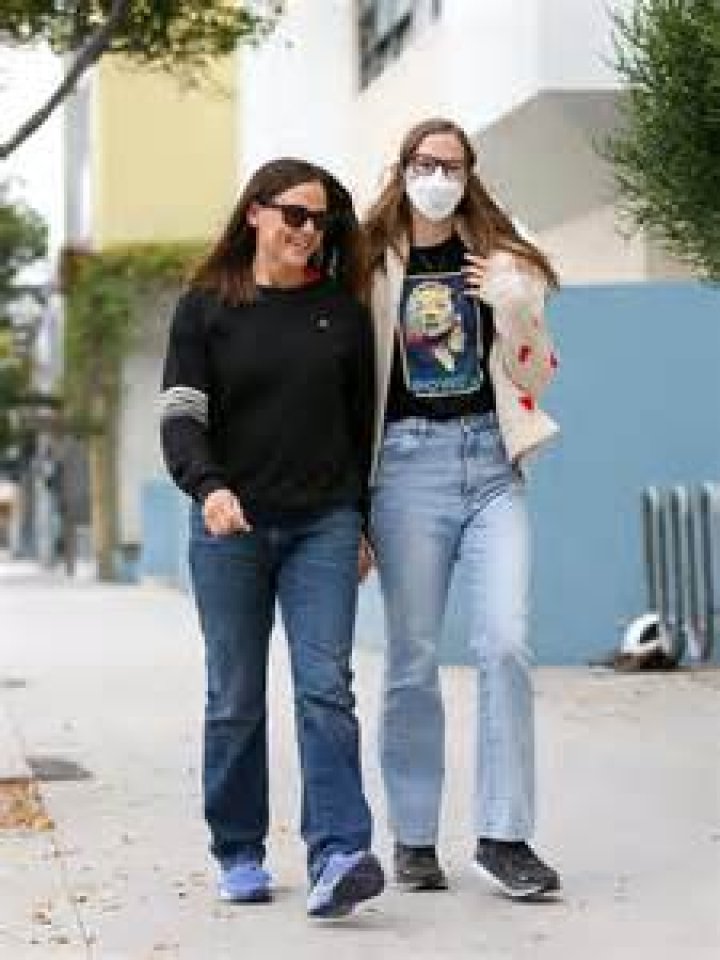 Jennifer Lopez & Violet Affleck Go On Shopping Spree