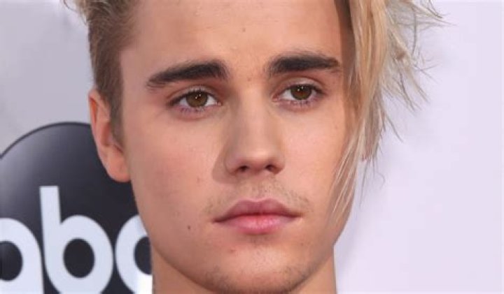 Justin Bieber Age, Life & Songs Biography