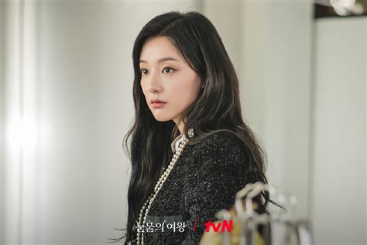 Kim Ji Won Exudes The Aura Of A Queen In “Queen Of Tears”