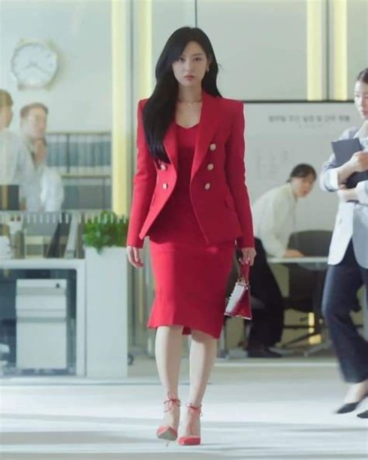 Kim Ji Won Looks Elegant In 'Singles' + BTS Clip! Daily K Pop News