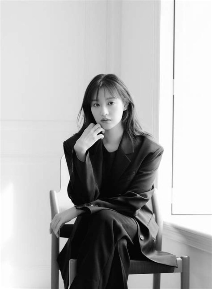 Kim Ji Won officially signs with Song Joong Ki's agency allkpop