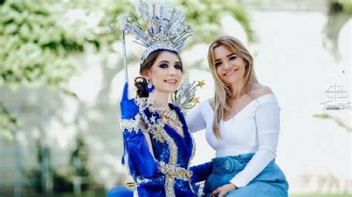 La hondureña Carla Medrano roba suspiros con sensuales fotos en vestido