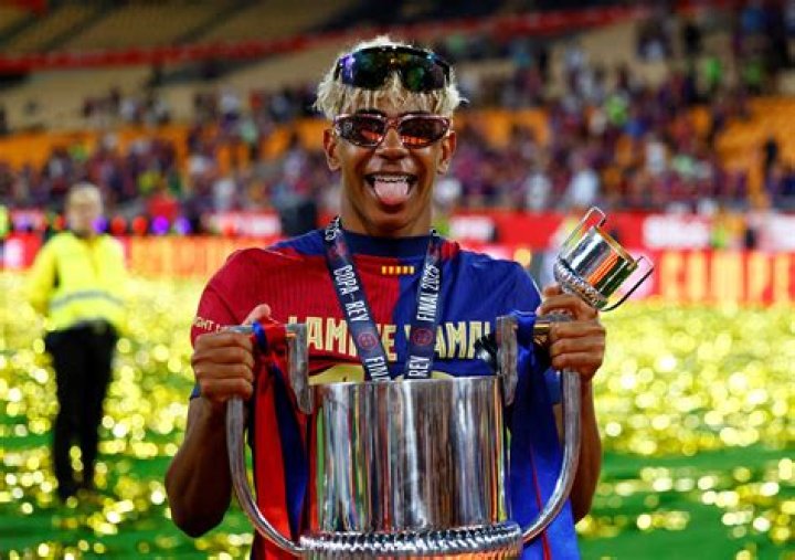 Laminal Yamal Signs &euro;1 Billion Contract with FC Barcelona 😱⚽️ football