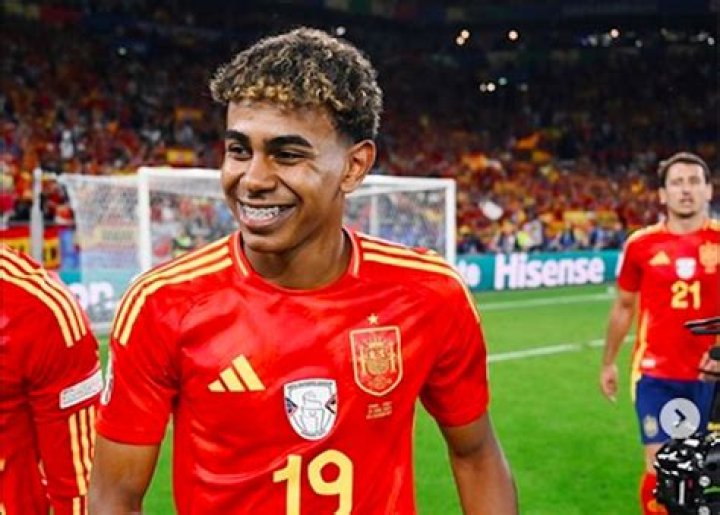 Lamine Yamal quem é o jovem que estreou pelo Barcelona aos 15 anos