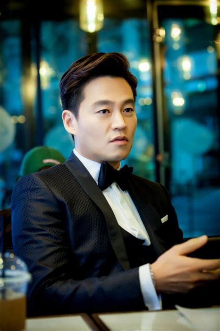 Lee Seo Jin Transforms His Image in Drama &ldquo;Marriage Contract