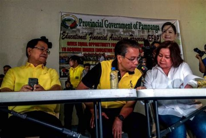 Lord of jueteng? Roxas, Robredo defend Pinedas of Pampanga