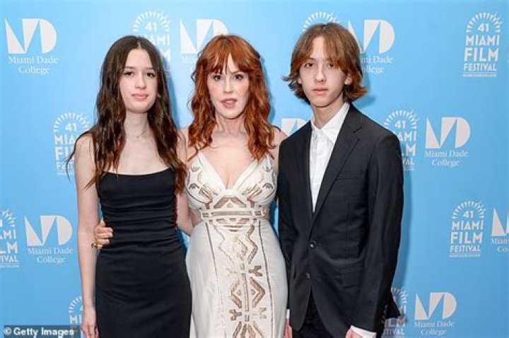 Molly Ringwald Had Her Twins at 40! 1st Sense
