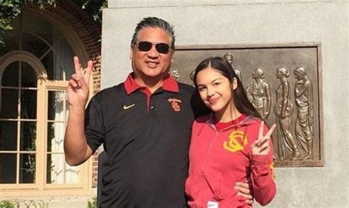 Olivia Rodrigo siblings, mother, father friendly family BHW