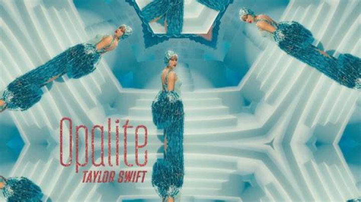 On Friday, Taylor Swift hit the streets of NYC with her parents, Must