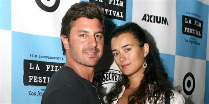 Picture of Cote de Pablo and her daughter