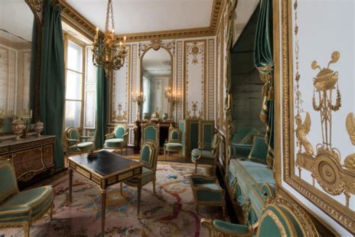 Plan Intérieur du Château de Versailles PDF – Découvrez les Salons et Chambres Classiques