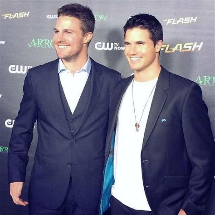 Stephen and Robbie Amell Arrow Photo (37819357) Fanpop