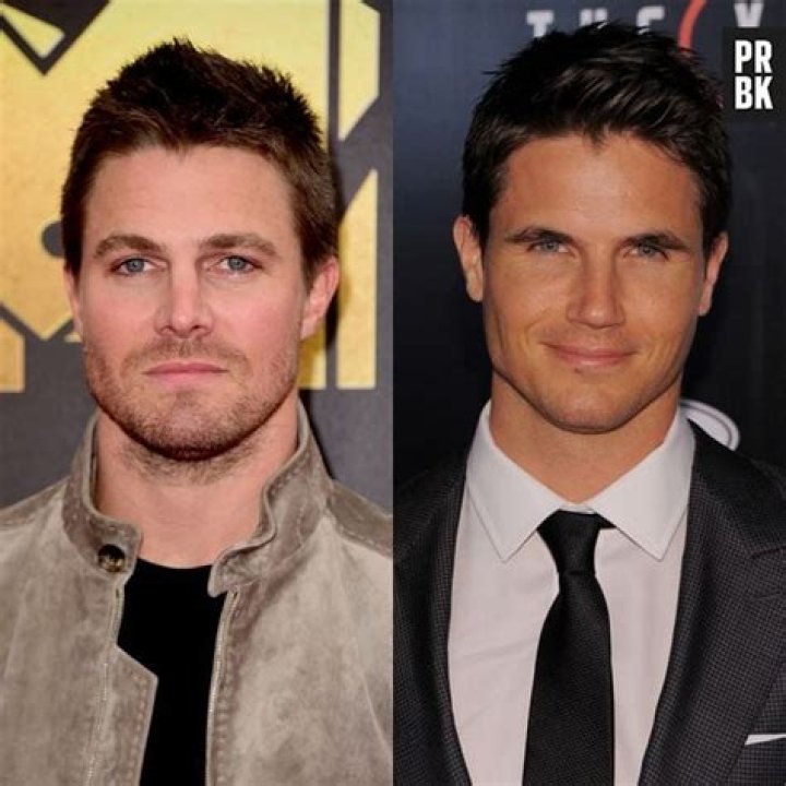 Stephen e Robbie Amell, das séries Arrow e The Flash, respectivamente