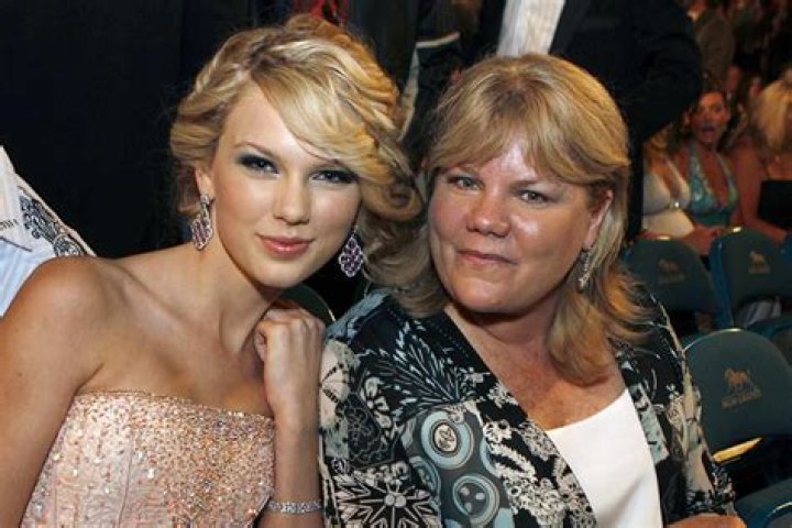 Taylor Swift Mom / Taylor Swift's Mom Andrea Gives Heartwarming Speech