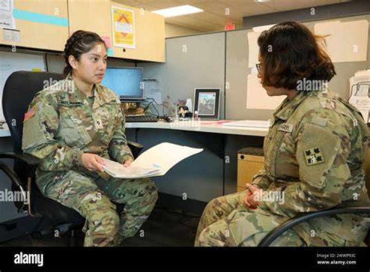 What does a human resources specialist do in the army?