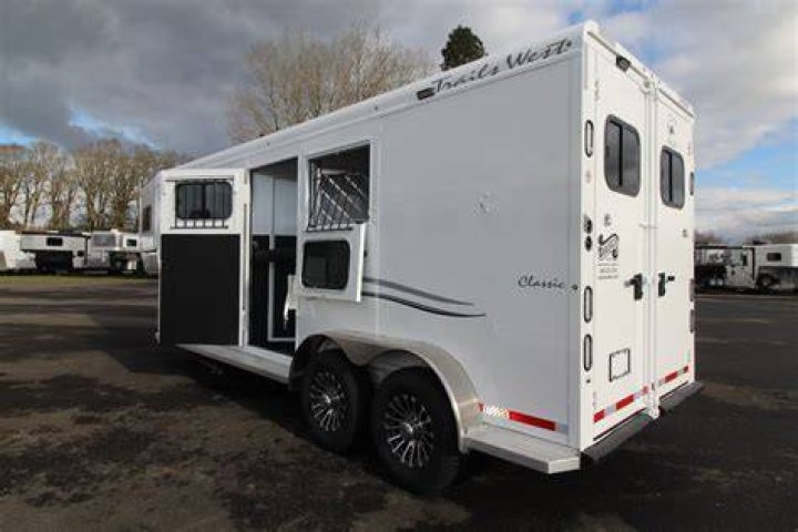 What is a weekender package in a horse trailer?