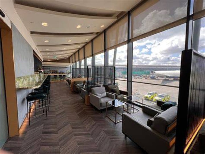 What is included in Dublin airport lounge?