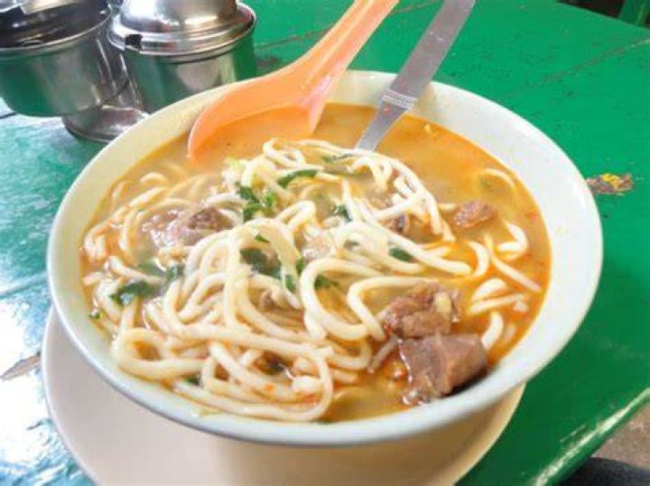 What is the popular food of Darjeeling?
