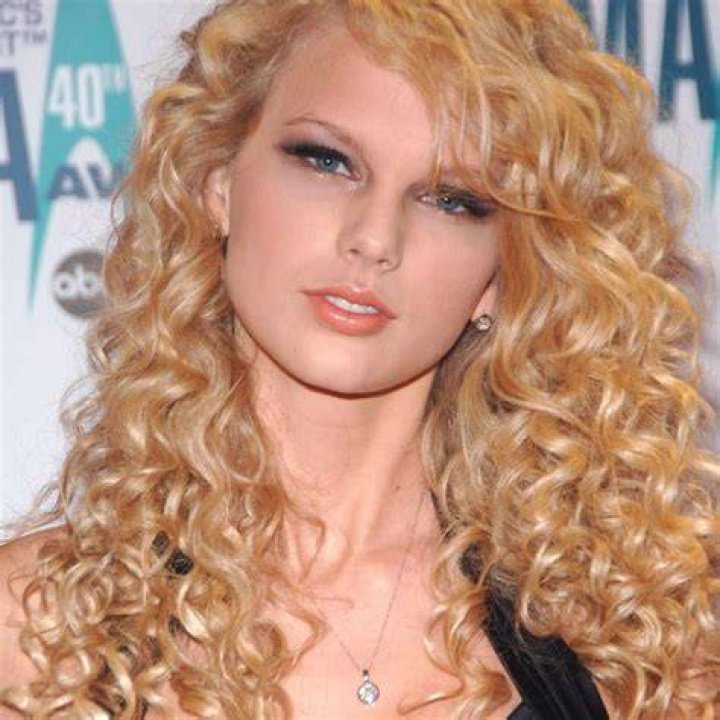 What kind of hair does Taylor Swift have?