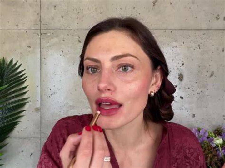 What lipstick does Phoebe Tonkin use?