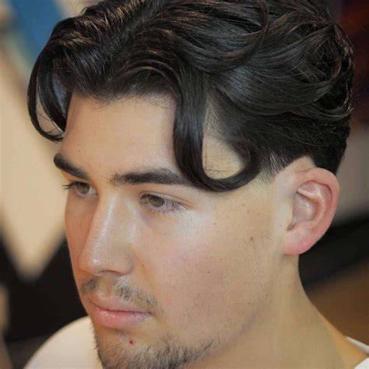Which hairstyle is best for wavy hair men?